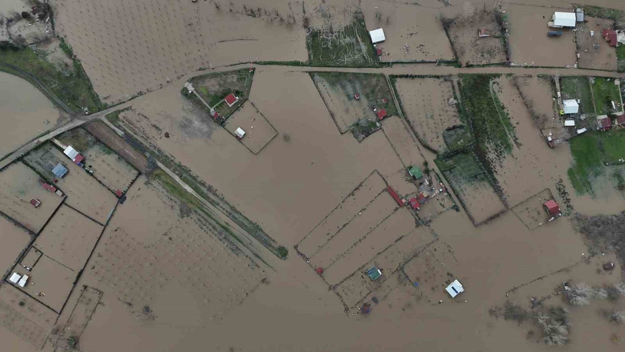 Edirne’de tarım arazileri ve yerleşim yerleri sular altında kaldı
