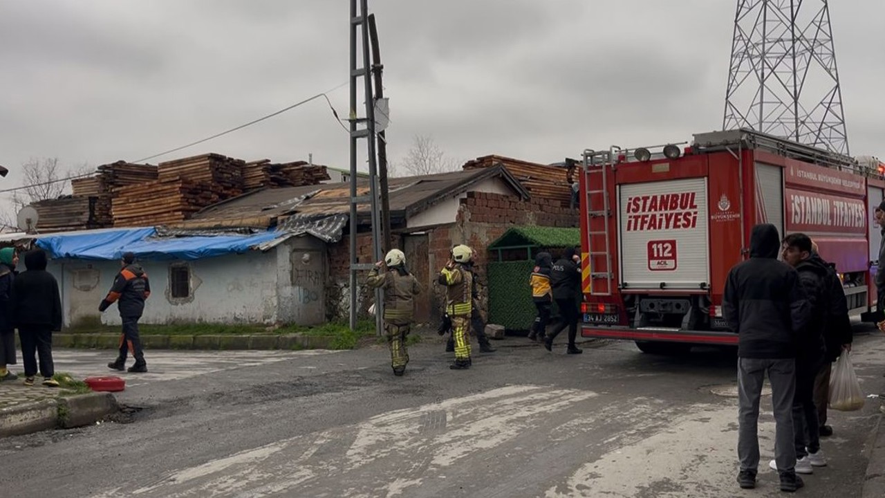 Başakşehir’de 3 katlı binanın çatısı alev alev yandı
