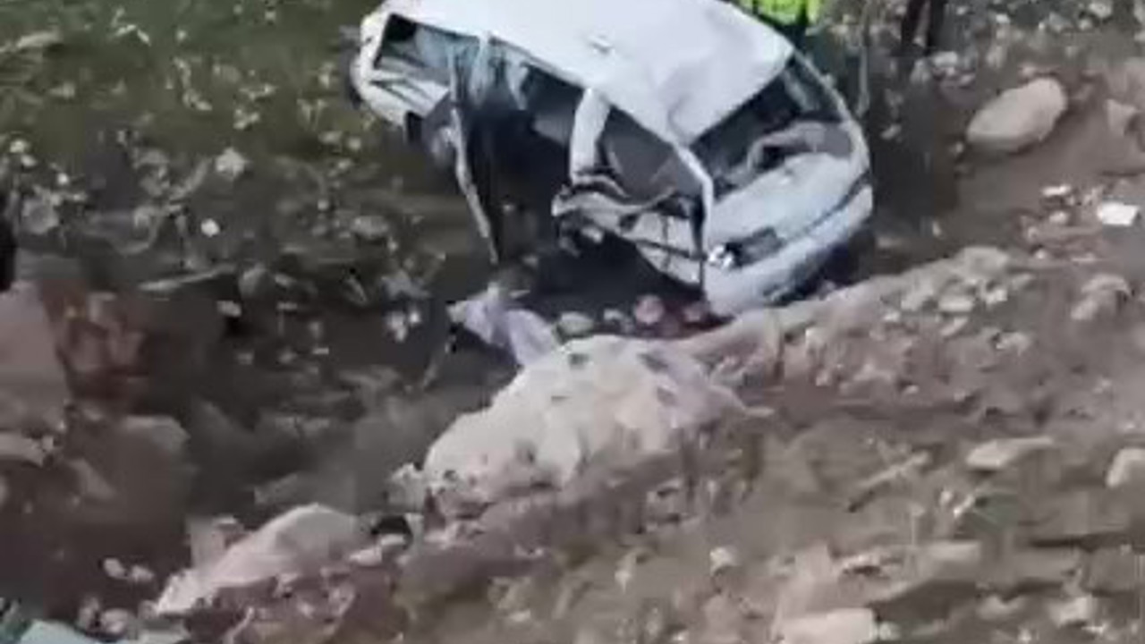 Batman’da araç uçuruma yuvarlandı: 3 ağır yaralı
