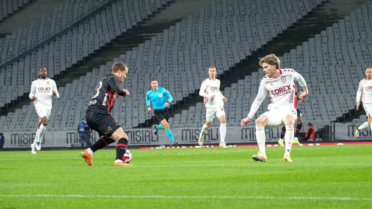Trendyol Süper Lig: Fatih Karagümrük: 0 - Samsunspor: 0 (İlk yarı)
