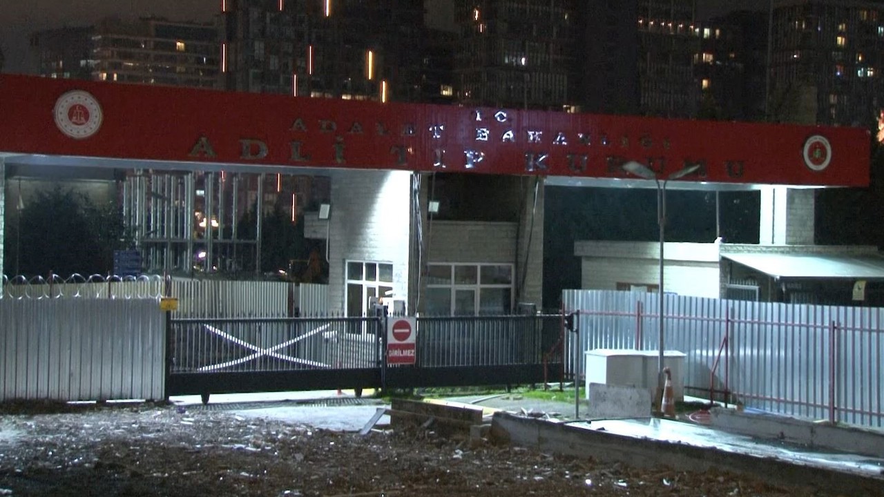 İstanbul’da ağabeyini öldürdükten sonra intihar eden gencin cenazesi adli tıbba kaldırıldı
