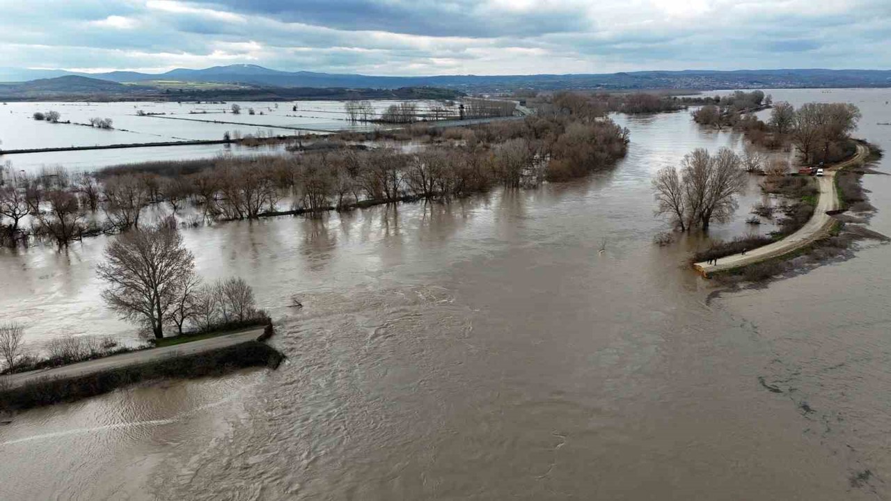 Edirne’de yüzlerce dönüm tarım arazisi sular altında
