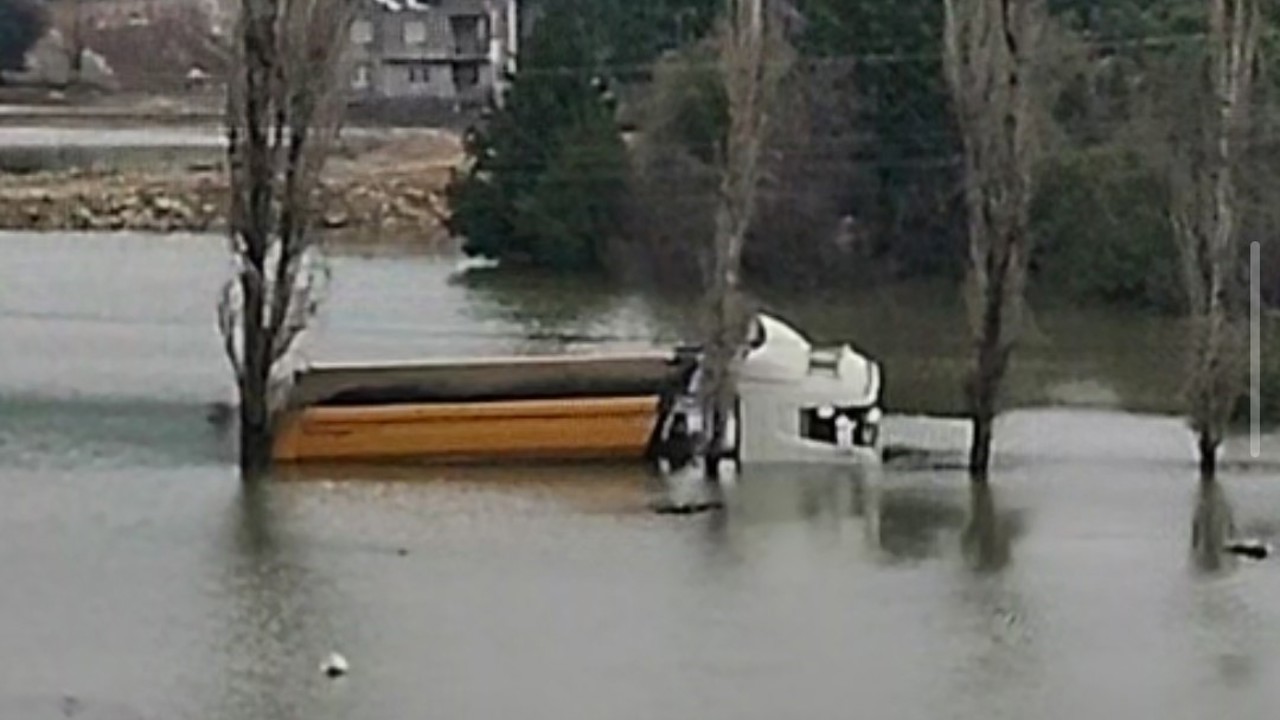 Adana’da köyü su bastı: Yollar kapandı, bir kamyon suya gömüldü
