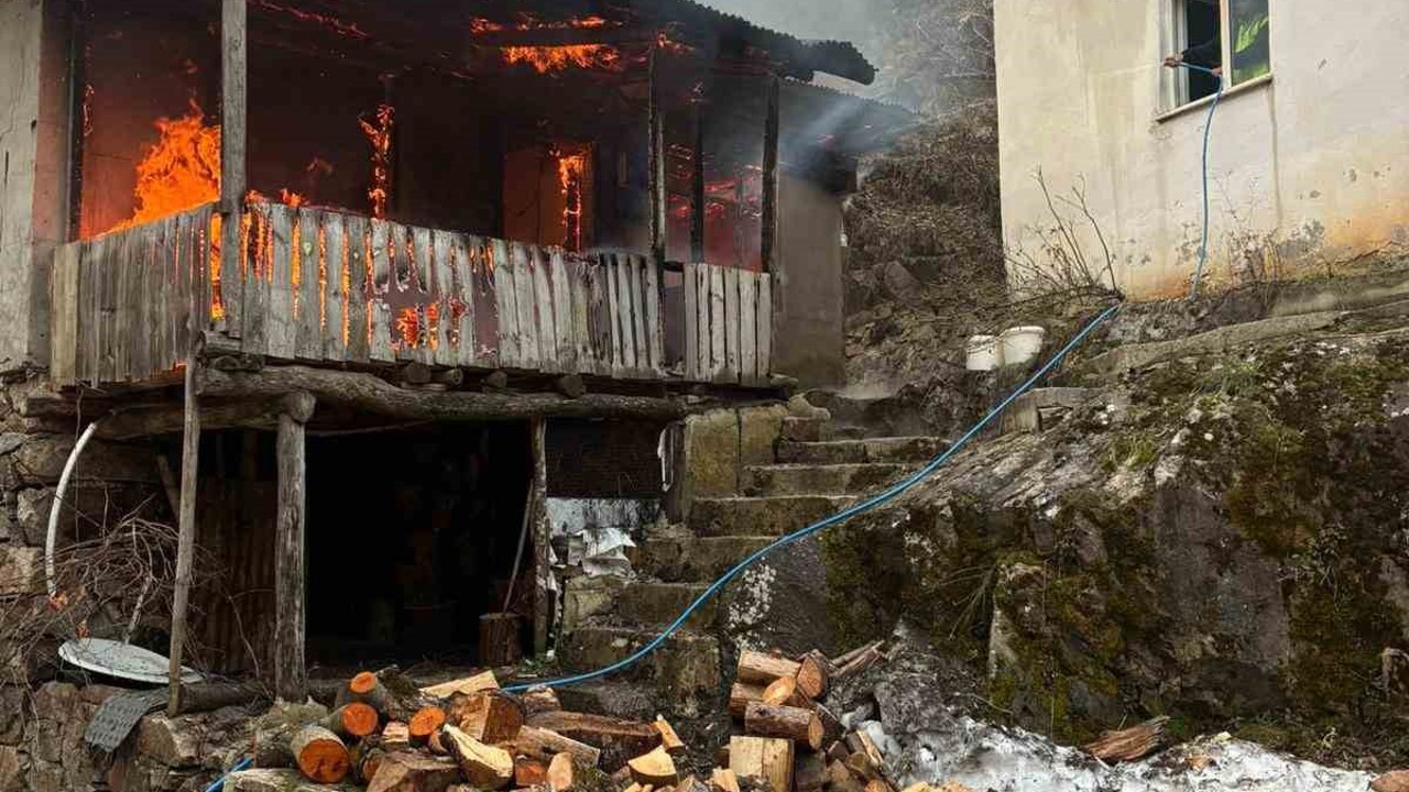 Artvin’de cami lojmanında yangın
