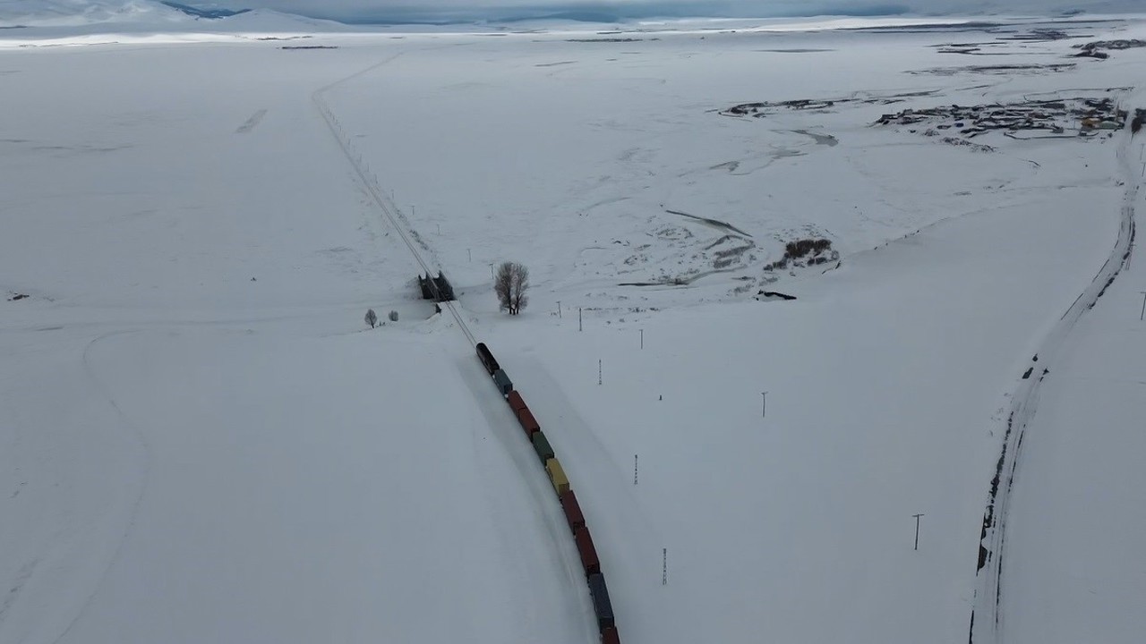 Demir İpek Yolu’nda görsel şölen: Karlar içinden süzülerek Kars’tan Avrupa’ya binlerce kilometrelik yolculuk
