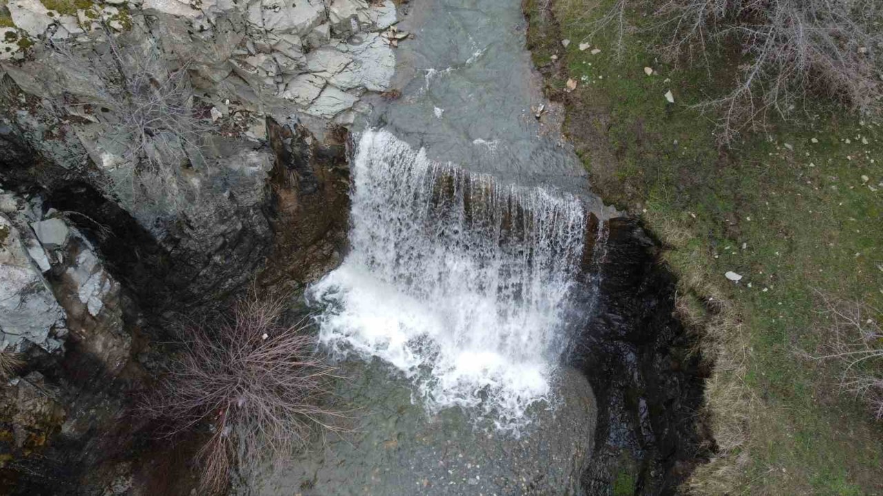 Eriyen kar suları yazın kuruyan şelaleyi yeniden coşturdu
