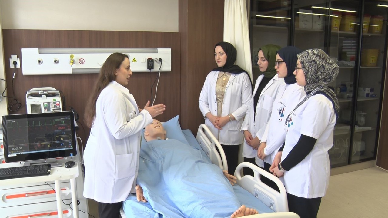 Hemşire adayları, hastaya müdahaleyi bilgisayarlı makette öğreniyor
