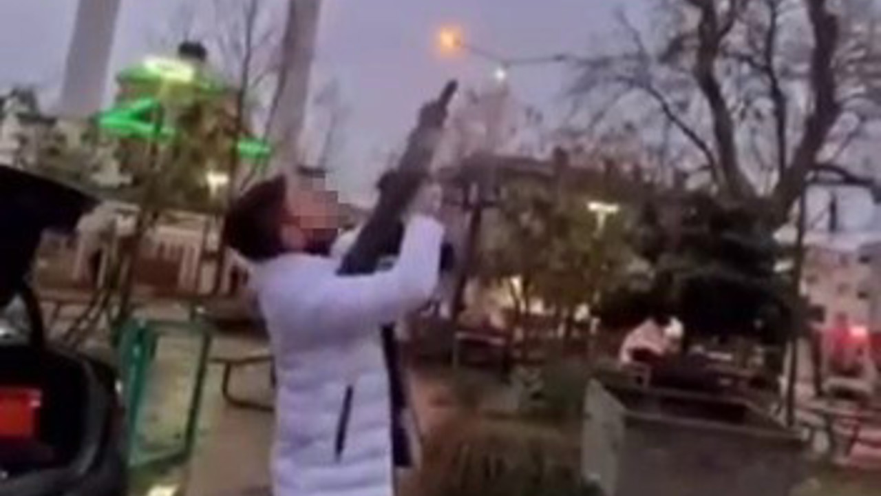 Magandalıkta sınır tanımadı, pompalıyla ateş açıp sosyal medyada yayınladı
