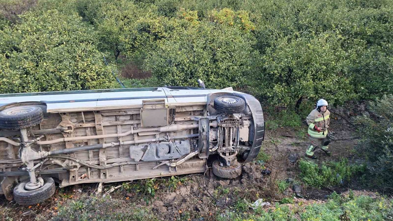 Öğrenci servisi narenciye bahçesine uçtu: 9 yaralı
