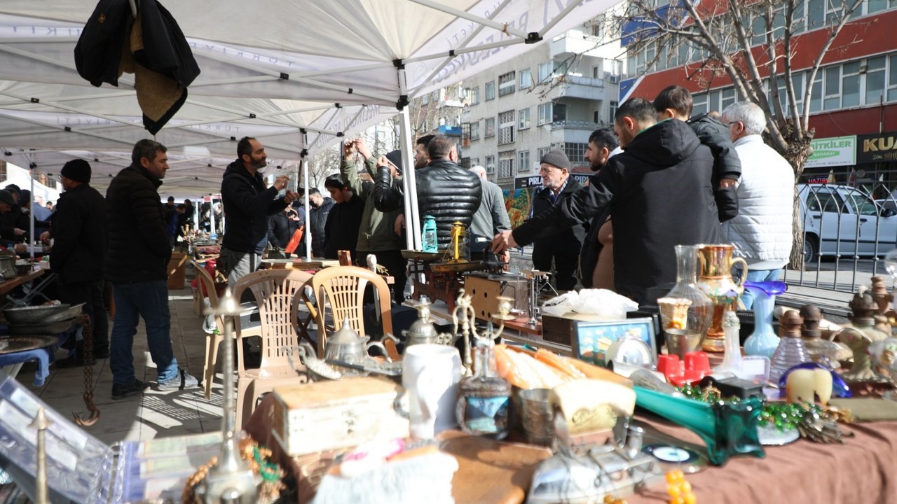 Melikgazi Belediyesi’nden şehrin merkezinde ‘antika molası’
