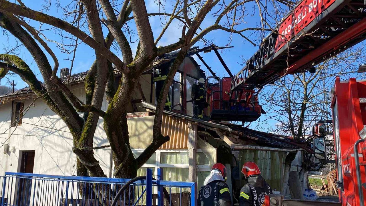 Yangını söndürmeye çalışan ev sahibi yaralandı
