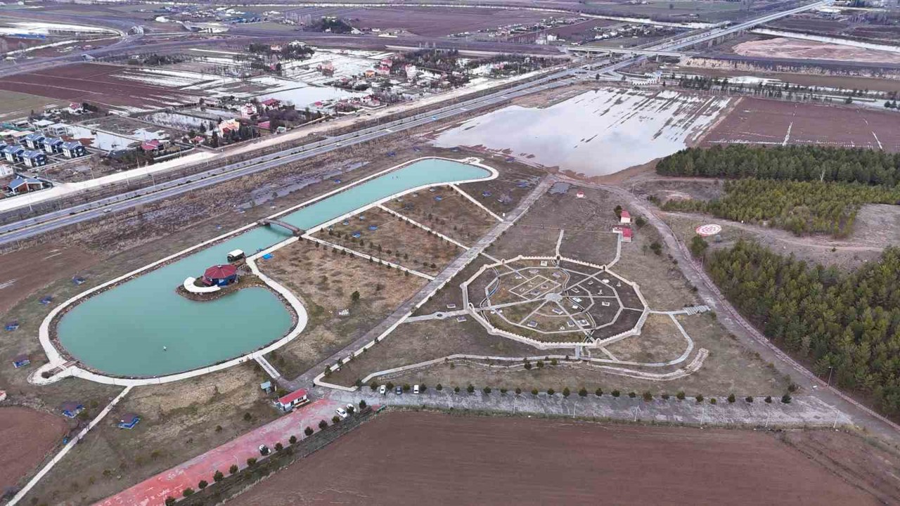 Sivas’ta yağmur suları ikiz gölet oluşturdu
