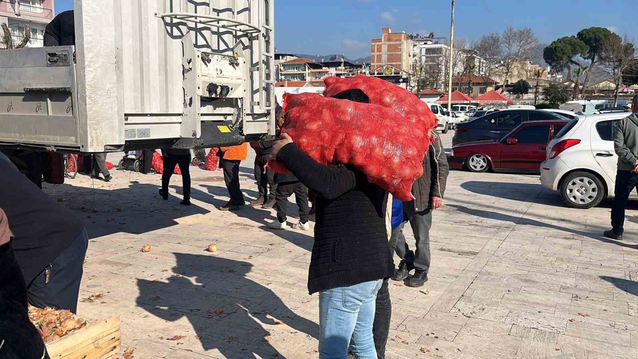 Hayır için dağıtılan tonlarca soğan bir saatte tükendi
