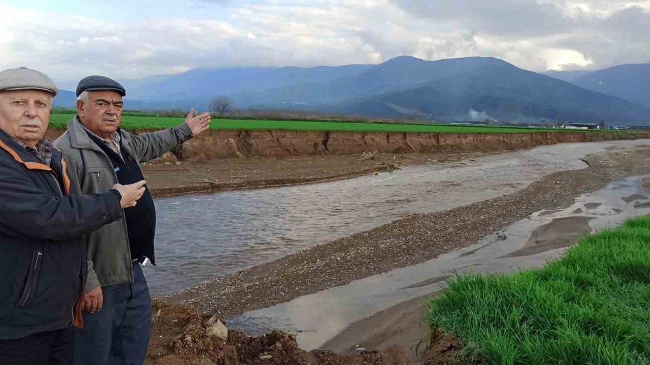 Ödemiş’te baraj tahliye suyu sel oldu, geçtiği tarlaları küçülttü
