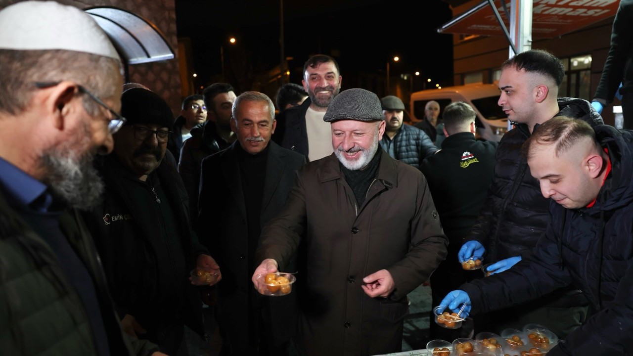 Başkan Çolakbayrakdar her gün bir mahallede
