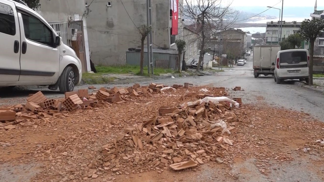 Aşırı yüklü kamyon kayarak iki aracı biçti; o anlar kamerada
