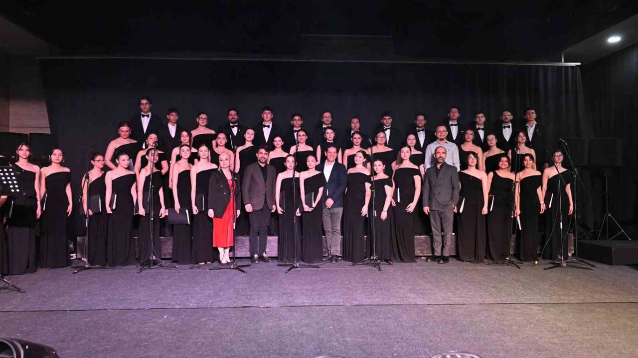 Çok sesli gençlik ve çocuk korosu sanatseverlerle buluştu
