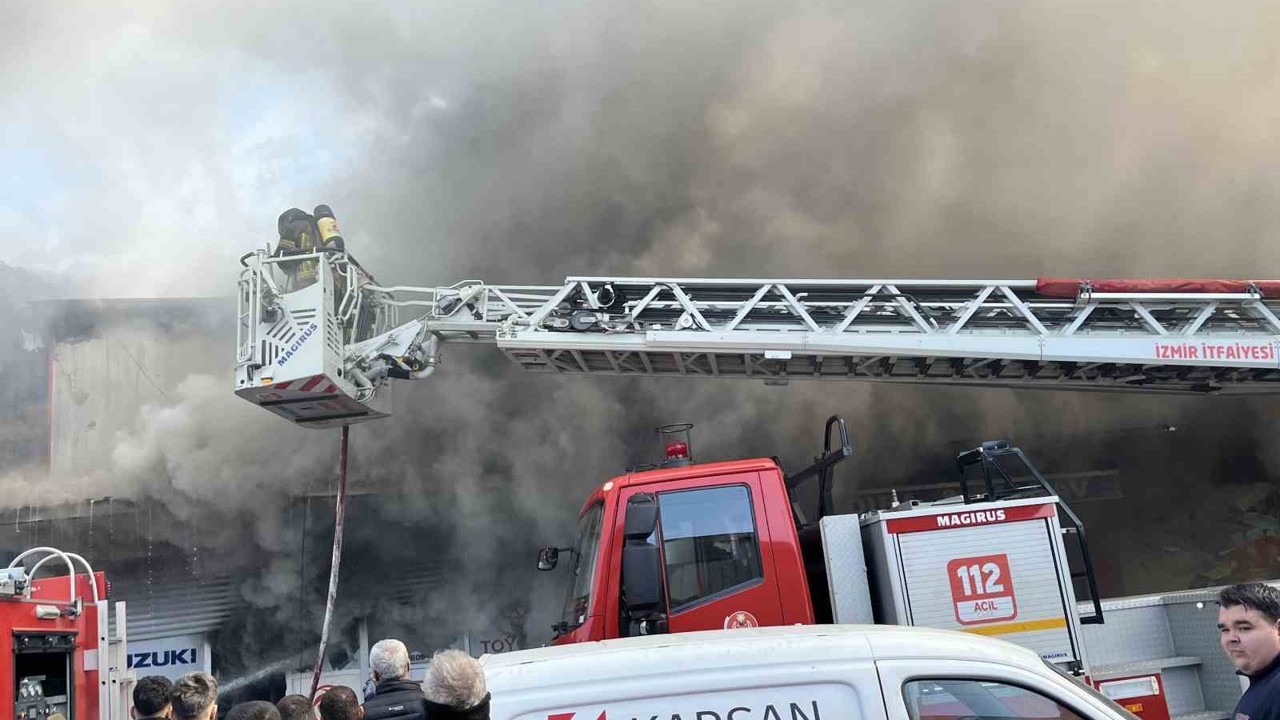 İzmir 6. Sanayi’de yedek parça dükkanında yangın
