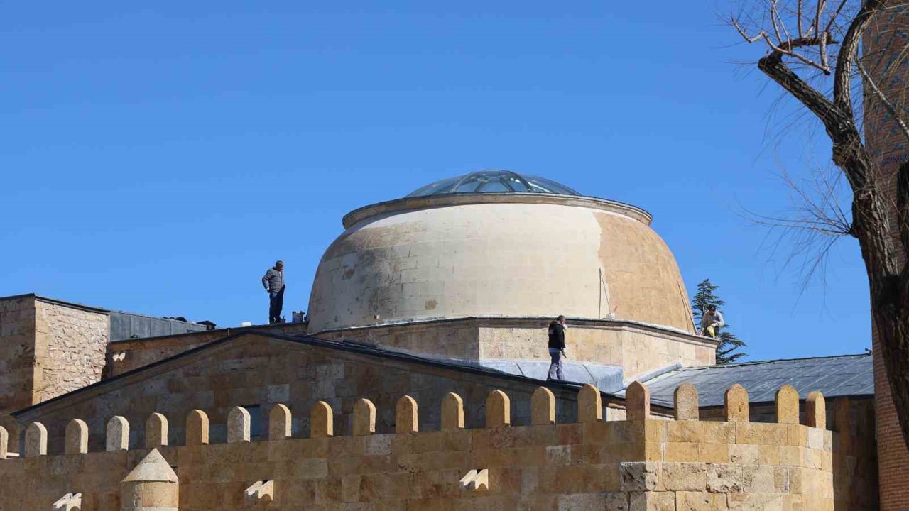 Tarihi Cacabey Medresesi’nde su sızıntısına müdahale edildi
