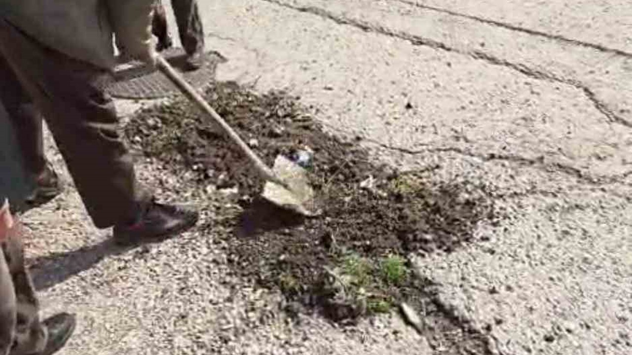 Başkentte belediyeden umudu kesen vatandaşlar köstebek yuvasına dönen yolları  kendileri onardı
