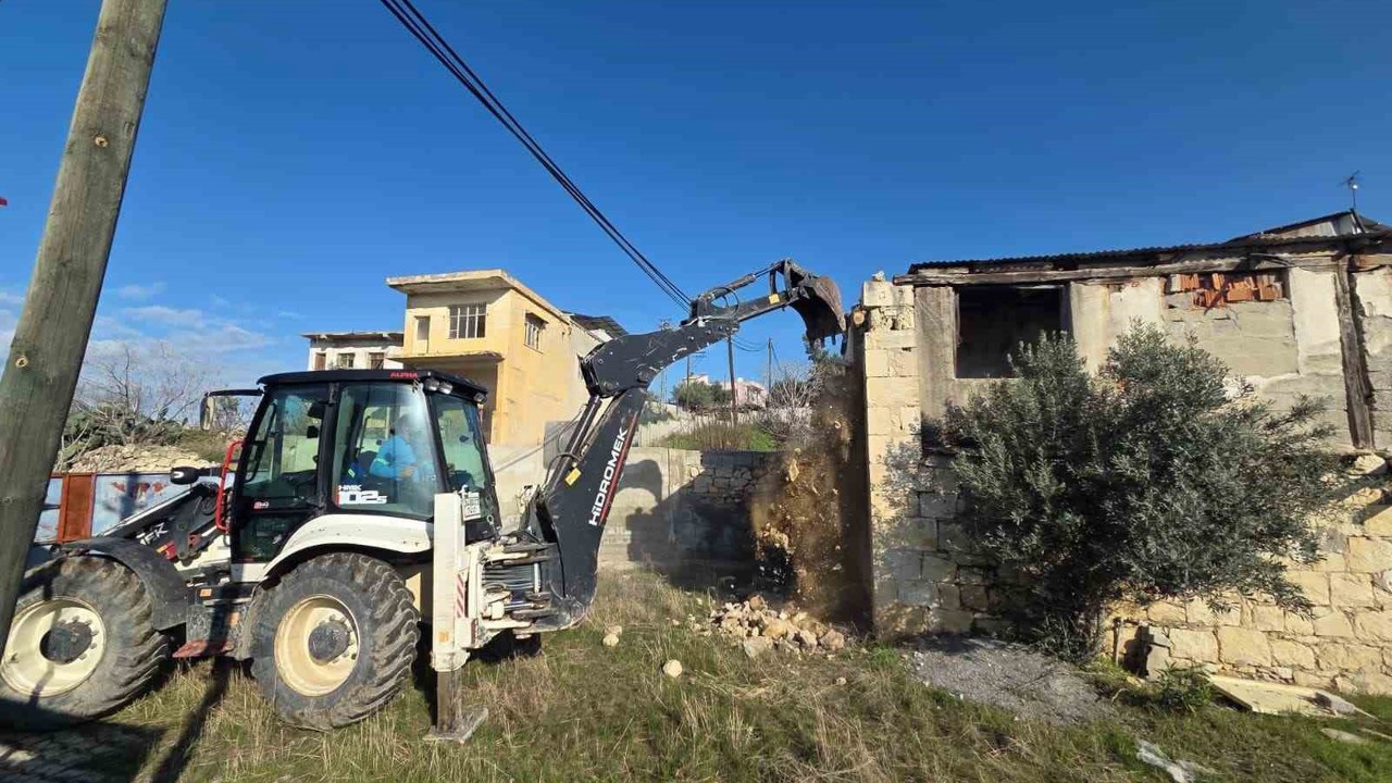 Mersin’de çökme riski taşıyan metruk bina yıkıldı
