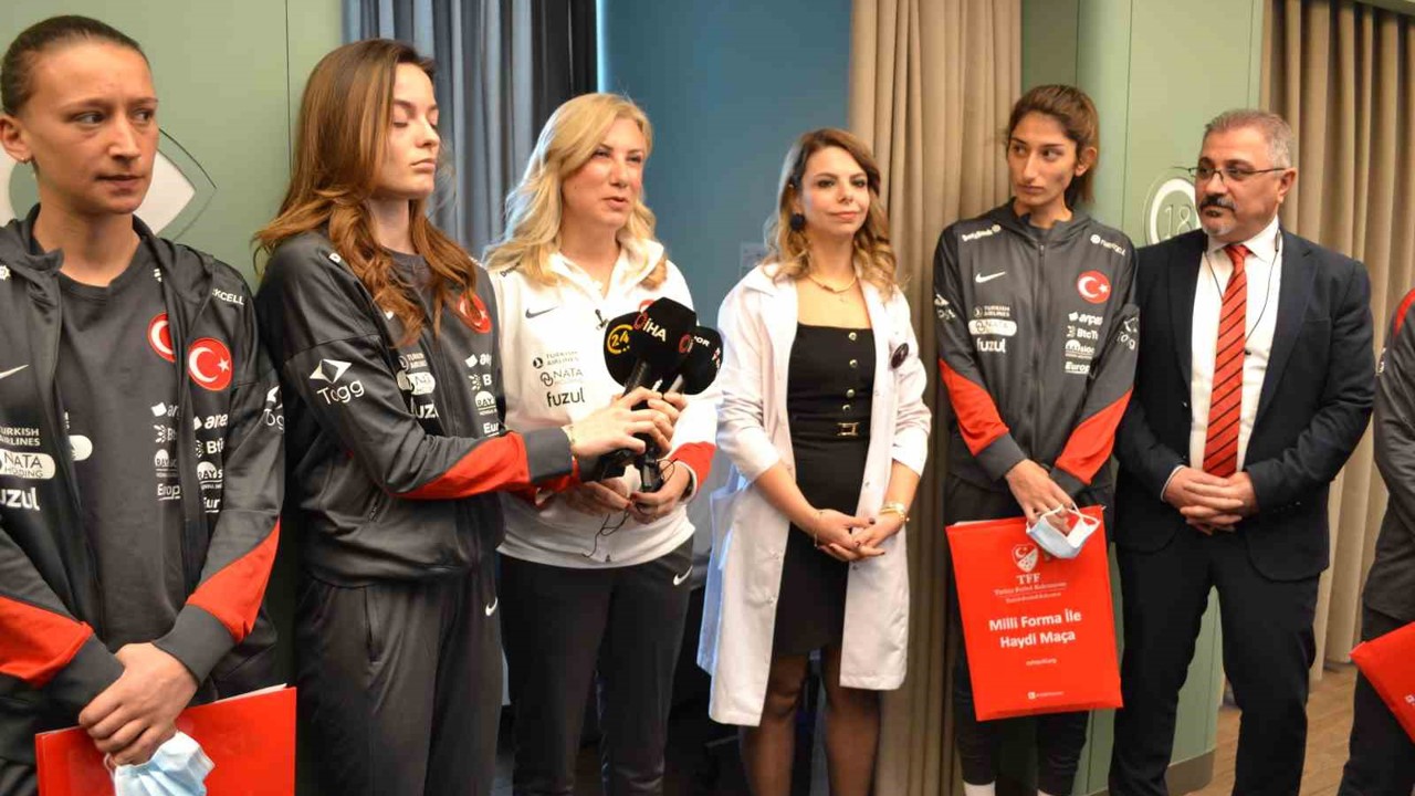 A Milli Kadın Futbol Takımı’ndan kanser hastalarına moral ziyareti
