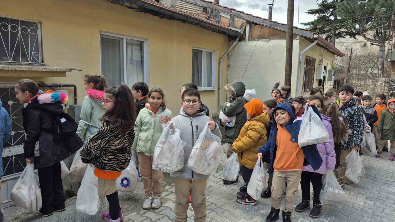 Harçlıklarını biriktirip yaşlıların gönüllerini ısıttılar
