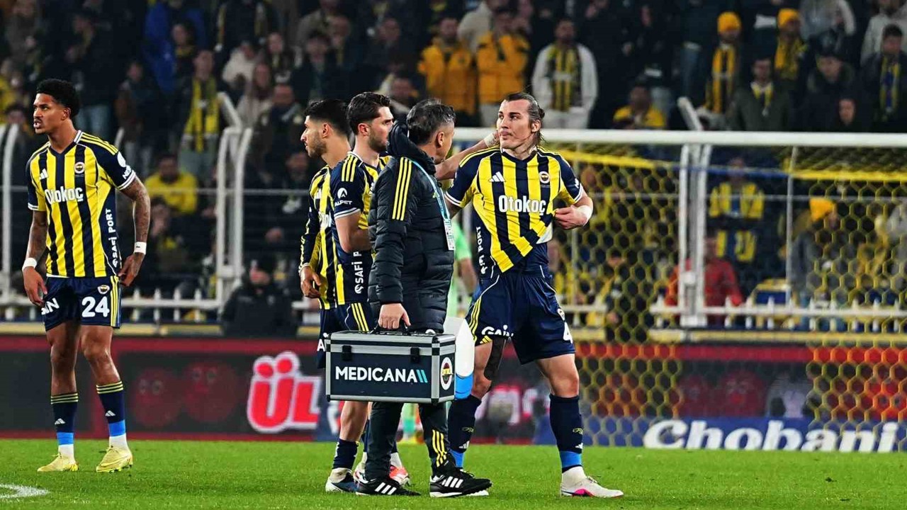 Çağlar Söyüncü ve Oosterwolde, Kasımpaşa maçının ilk yarısında sakatlanarak çıktı

