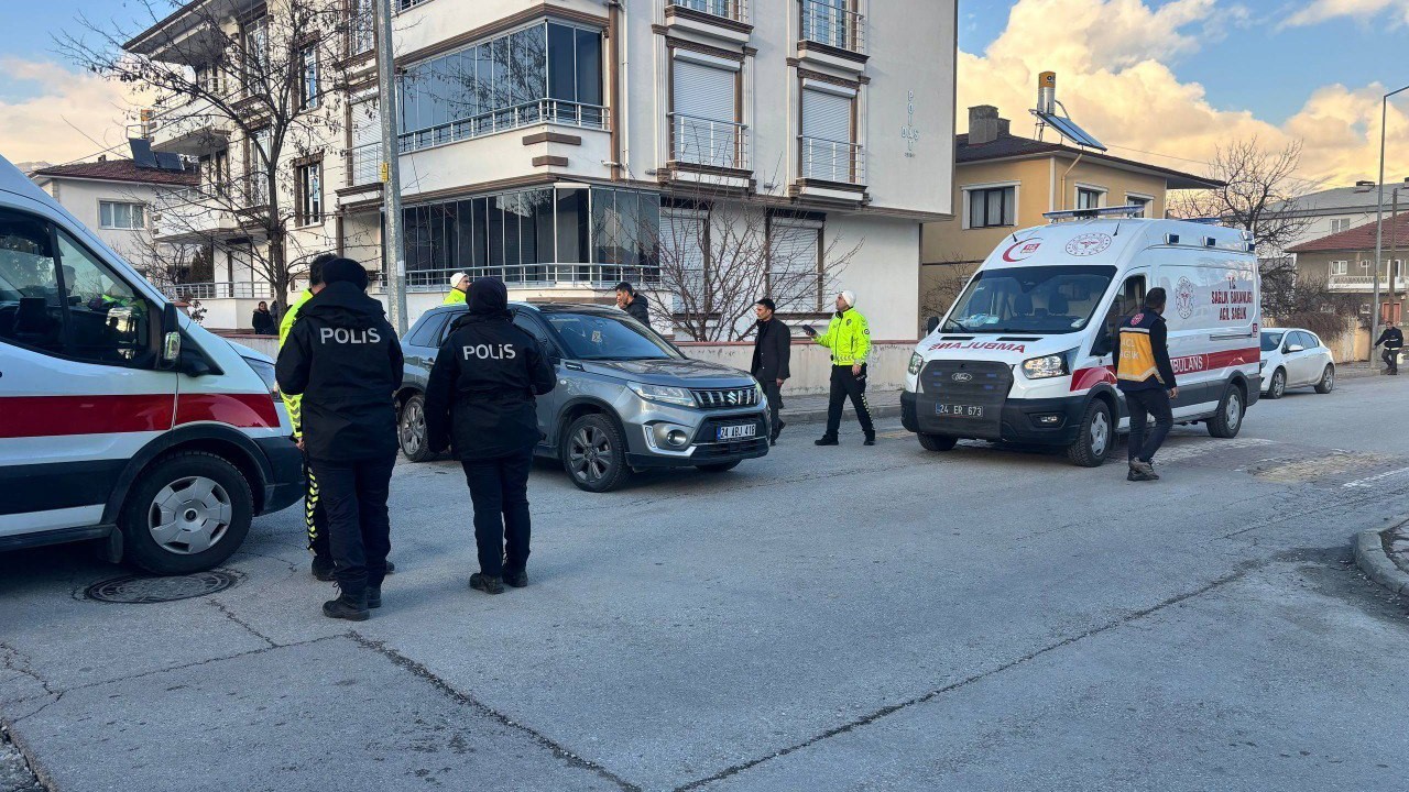 Erzincan’da iki otomobil çarpıştı: 2’i çocuk 3 kişi yaralandı
