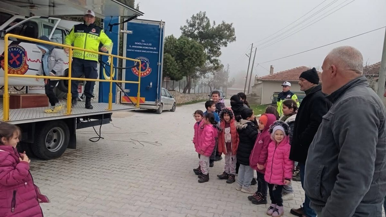 Jandarmadan çocuklara emniyet kemeri eğitimi
