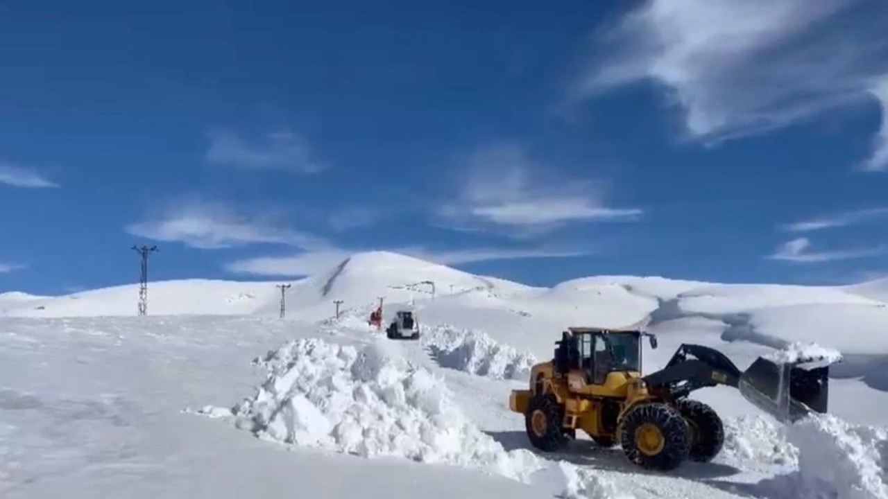 Şırnak’ta ekiplerin kar mesaisi sürüyor
