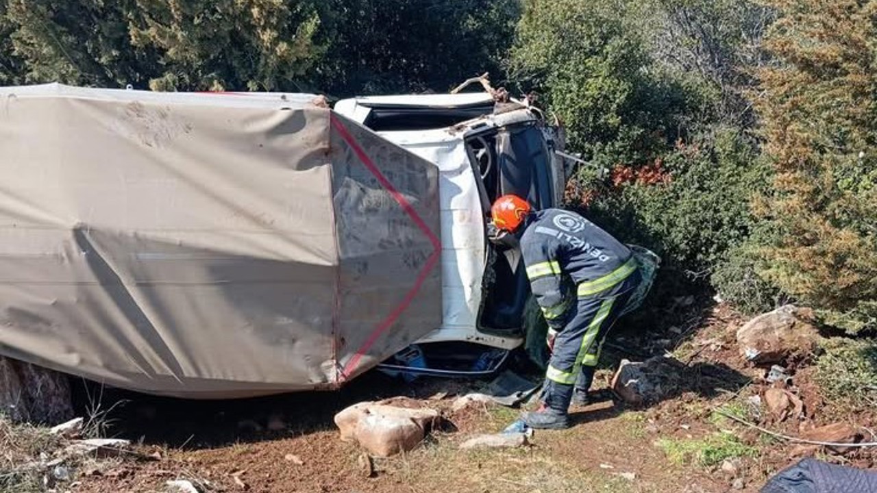 Tavas’ta devrilen kamyonet içerisinde mahsur kalan 2 kişi ve 10 küçükbaş sağ kurtuldu
