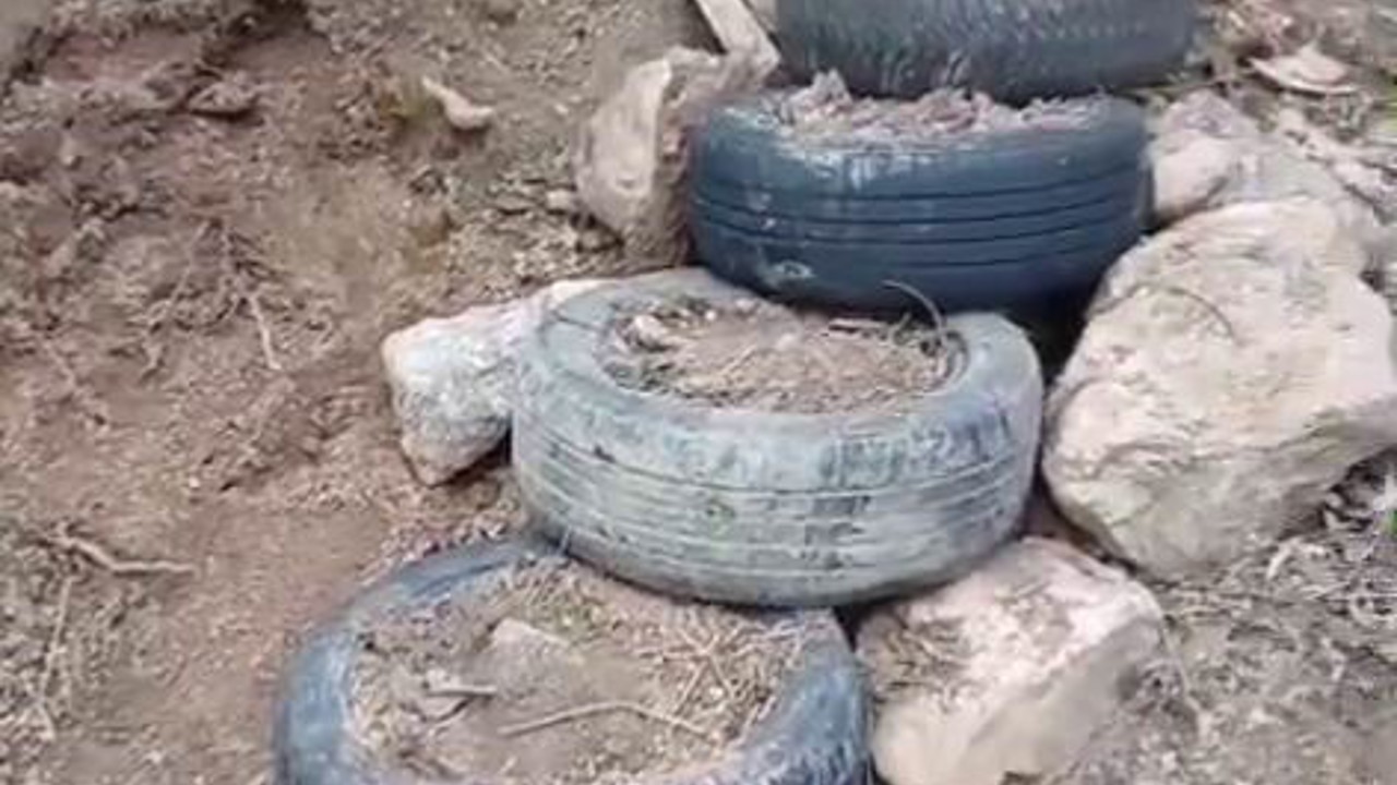 Camiye ulaşmak için araba lastiğinden merdiven yaptılar
