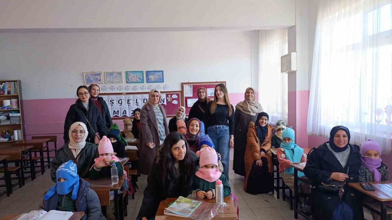 Gençlerin el emeğiyle hazırladığı hediyeler, minik yürekleri ısıttı
