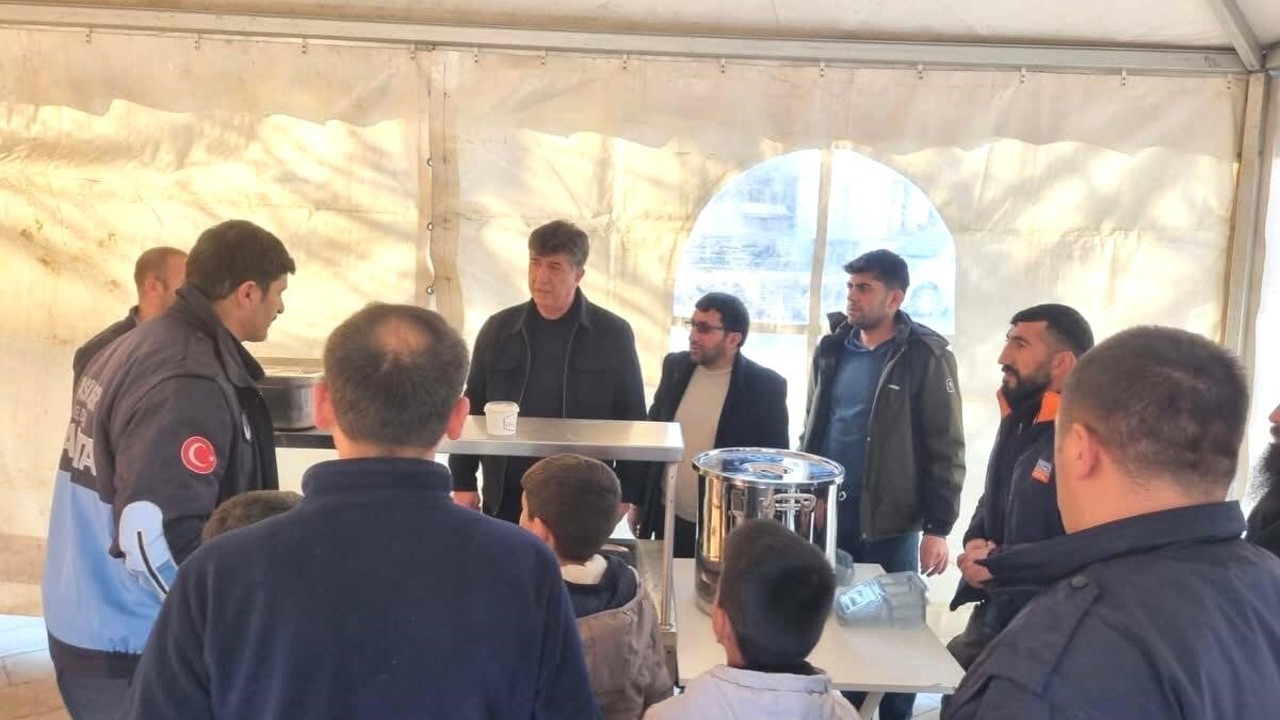 Pasinler Belediyesi’nden vatandaşa sıcak yemek ikramı
