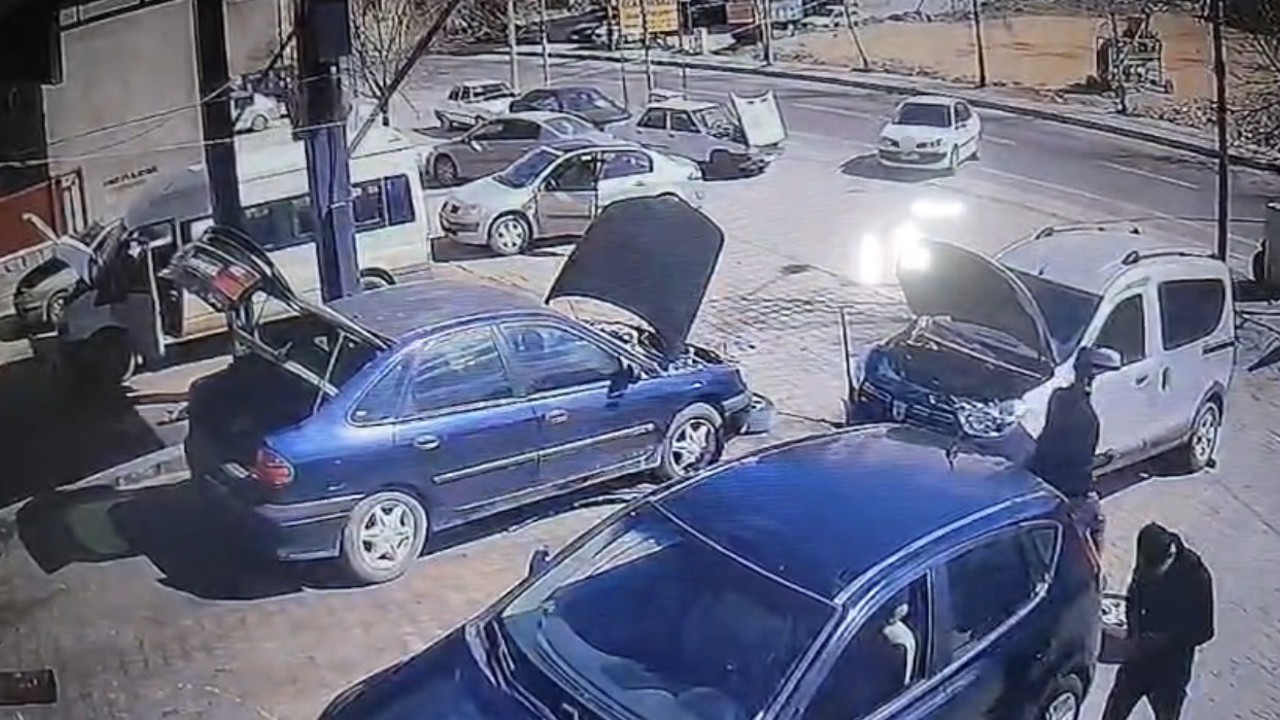 Mardin’de tuhaf olay: El frenini çekmeyi unuttu, araç anayola çıktı
