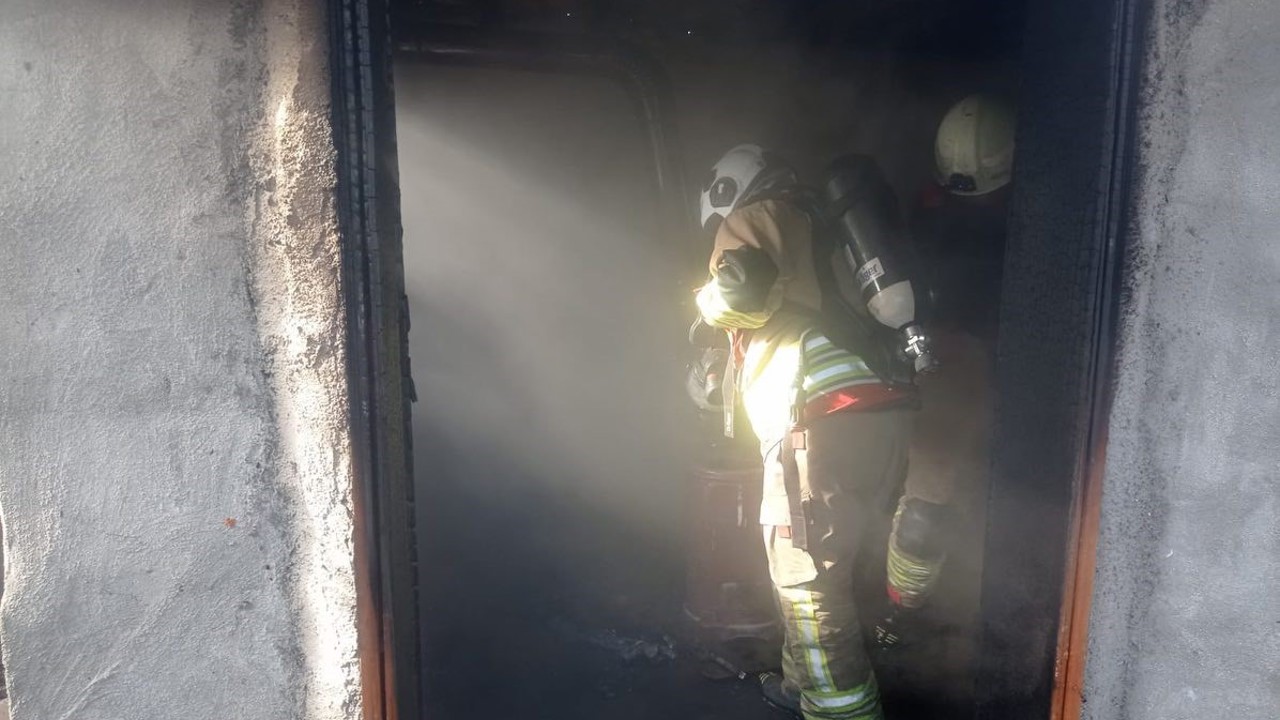 Defne’de ev yangını: 1 kişi dumandan etkilendi
