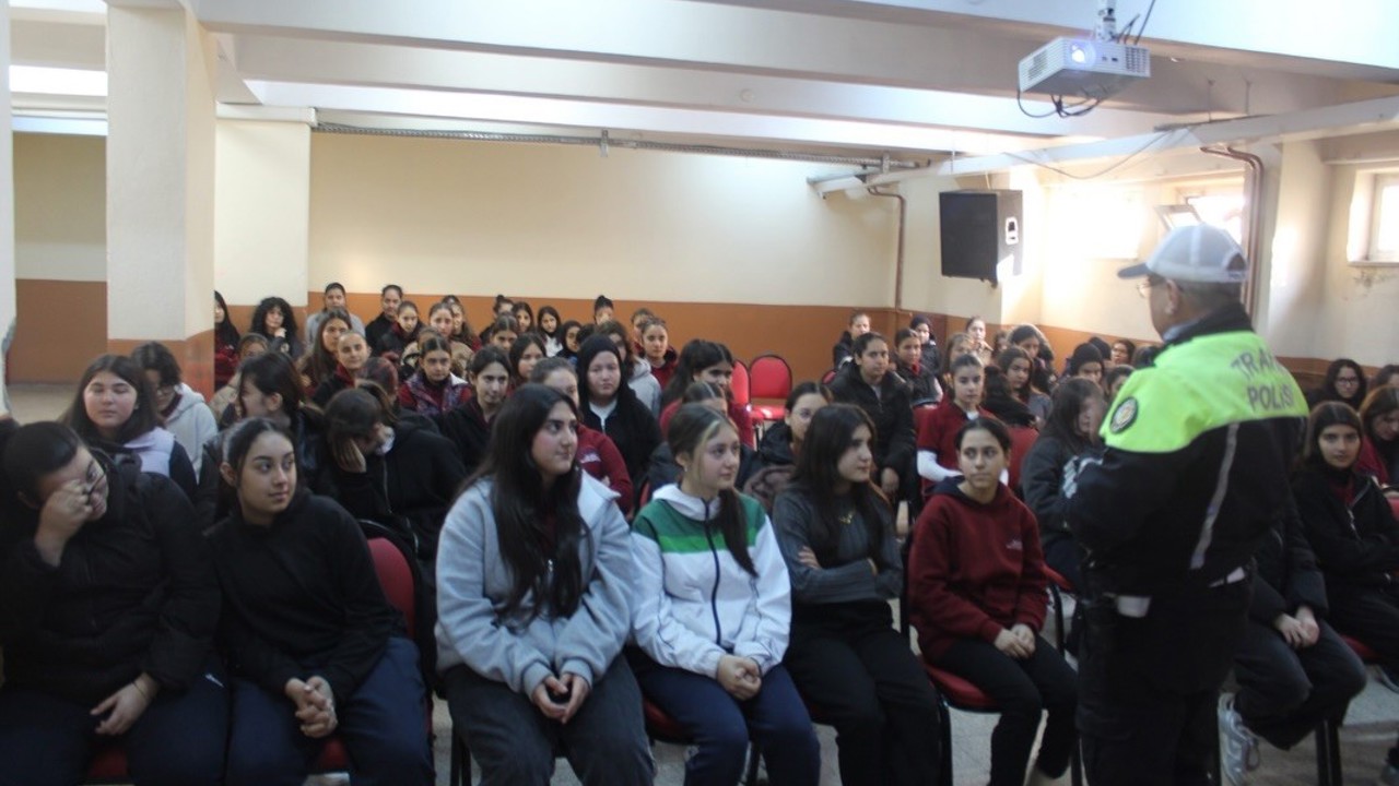 Salihli’de lise öğrencilerine hayat kurtaran trafik eğitimi
