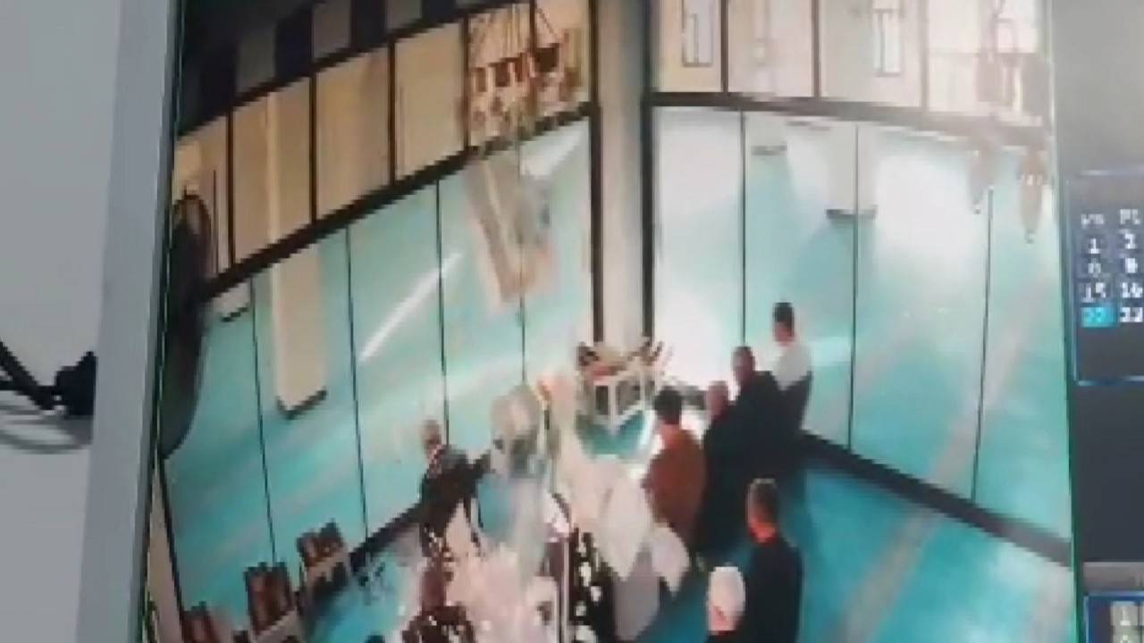 Caminin tavan alçısı cemaatin üstüne düştü
