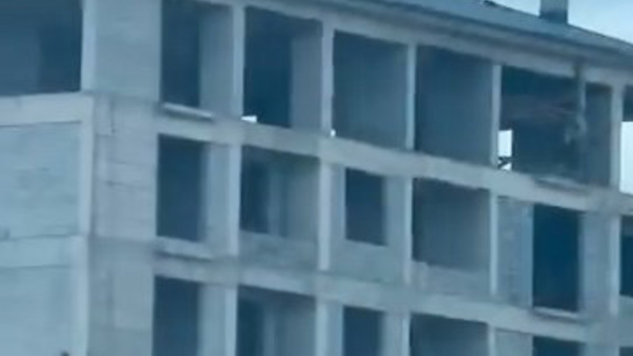 Elazığ’da inşaat işçilerinin tehlikeli çalışması kameraya yansıdı
