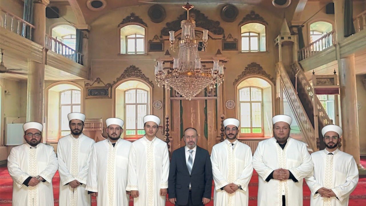 Salihli’ye atanan din görevlileri cübbe giydi
