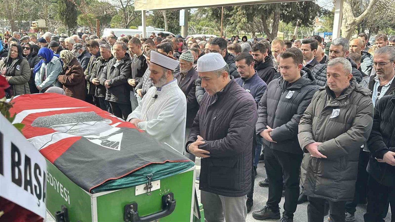 Bulgaristan’da trafik kazasında hayatını kaybeden Çanakkaleli genç son yolculuğuna uğurlandı
