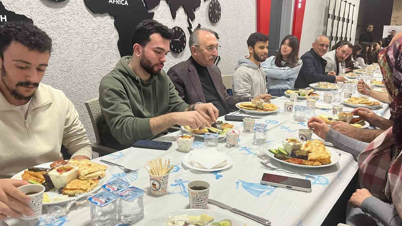 Rektör Göktaş, çalışan öğrencilerle sahurda buluştu
