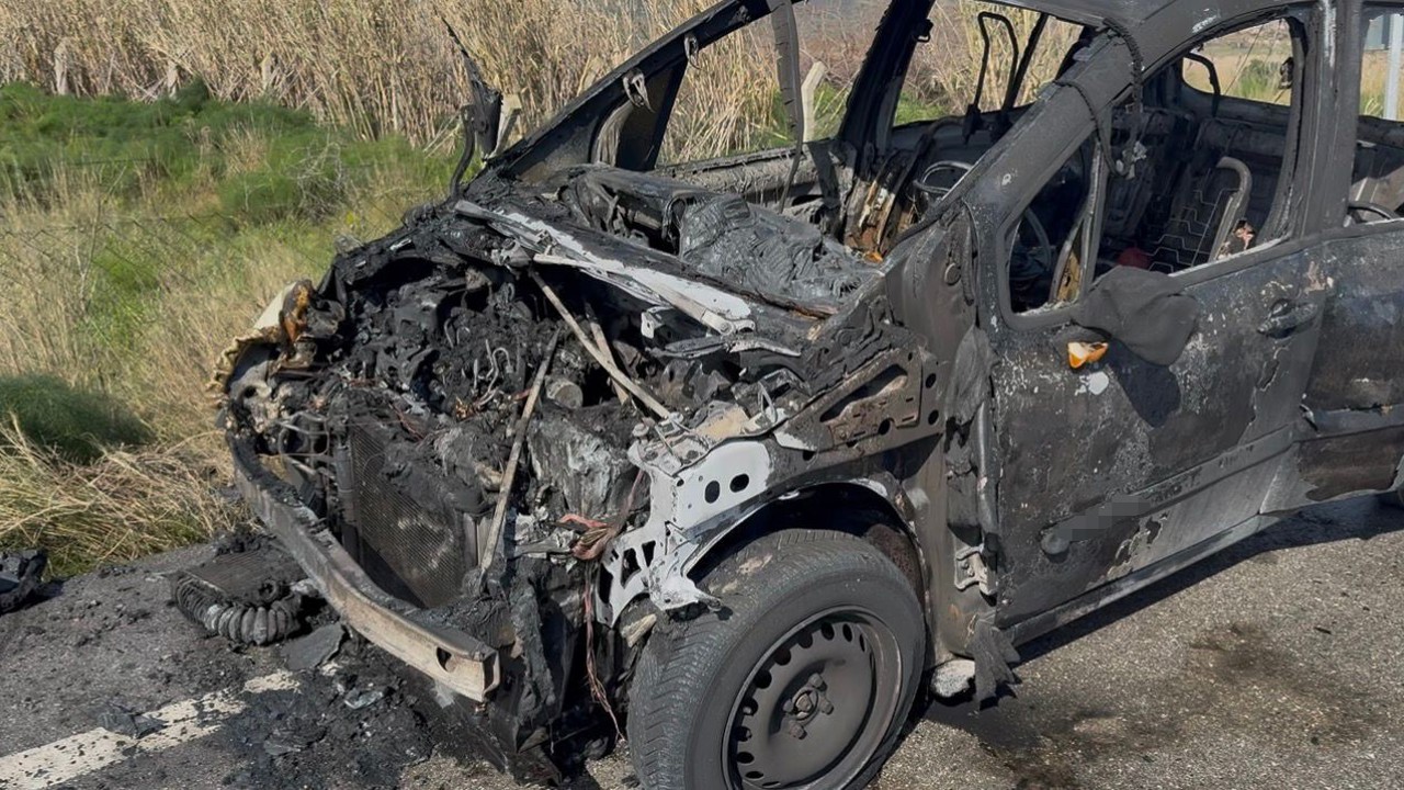 Seyir halindeki otomobil alev alev yandı, sürücü son anda kurtuldu
