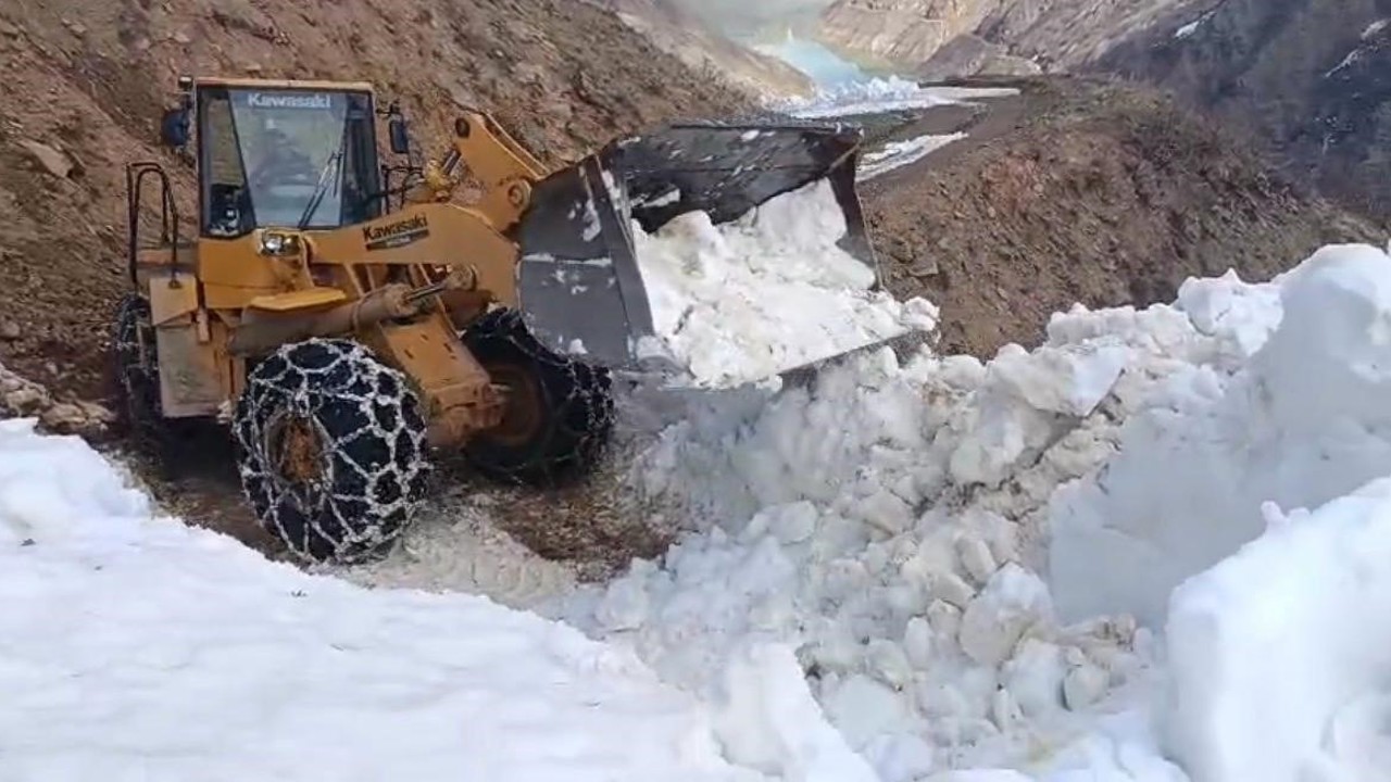 Bingöl’de Özel İdare ekipleri zorlu arazi şartlarında çalışmalarını sürdürüyor
