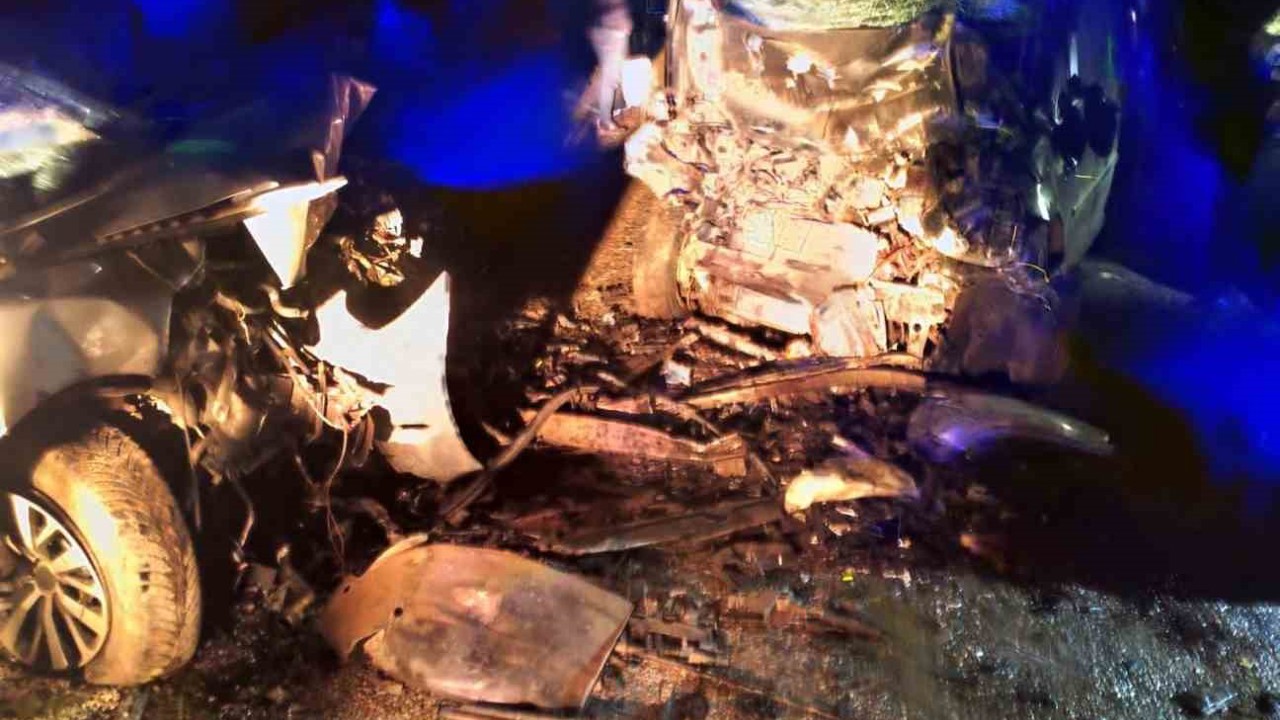 Diyarbakır’da iki otomobil çarpıştı: 3 ölü, 3 yaralı
