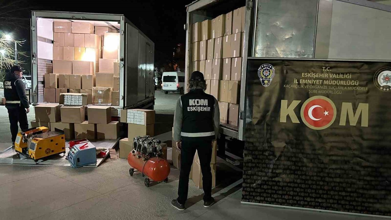 Eskişehir’de 5 milyon 800 bin makaron ve kilolarca kaçak tütün ele geçirildi
