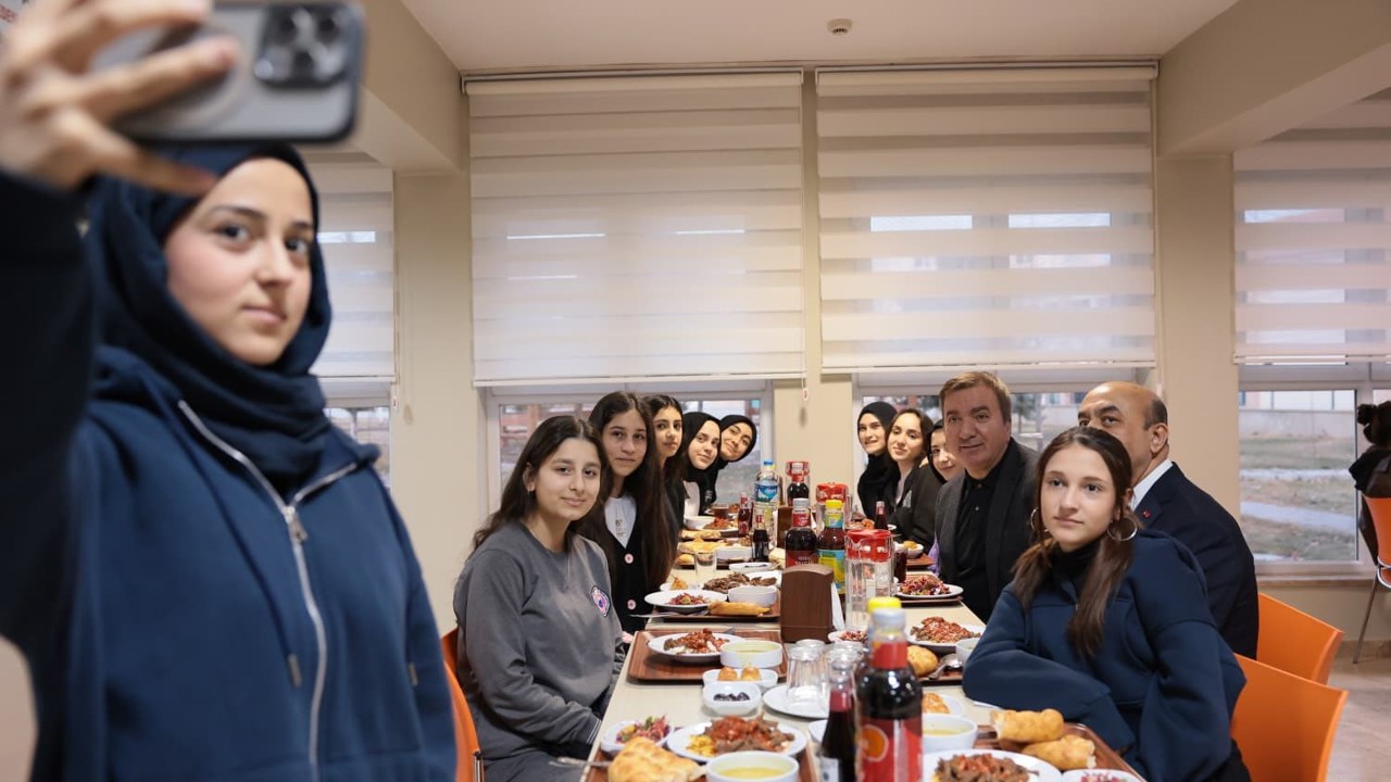 Vali Aydoğdu, öğrencilerle iftar programında buluştu
