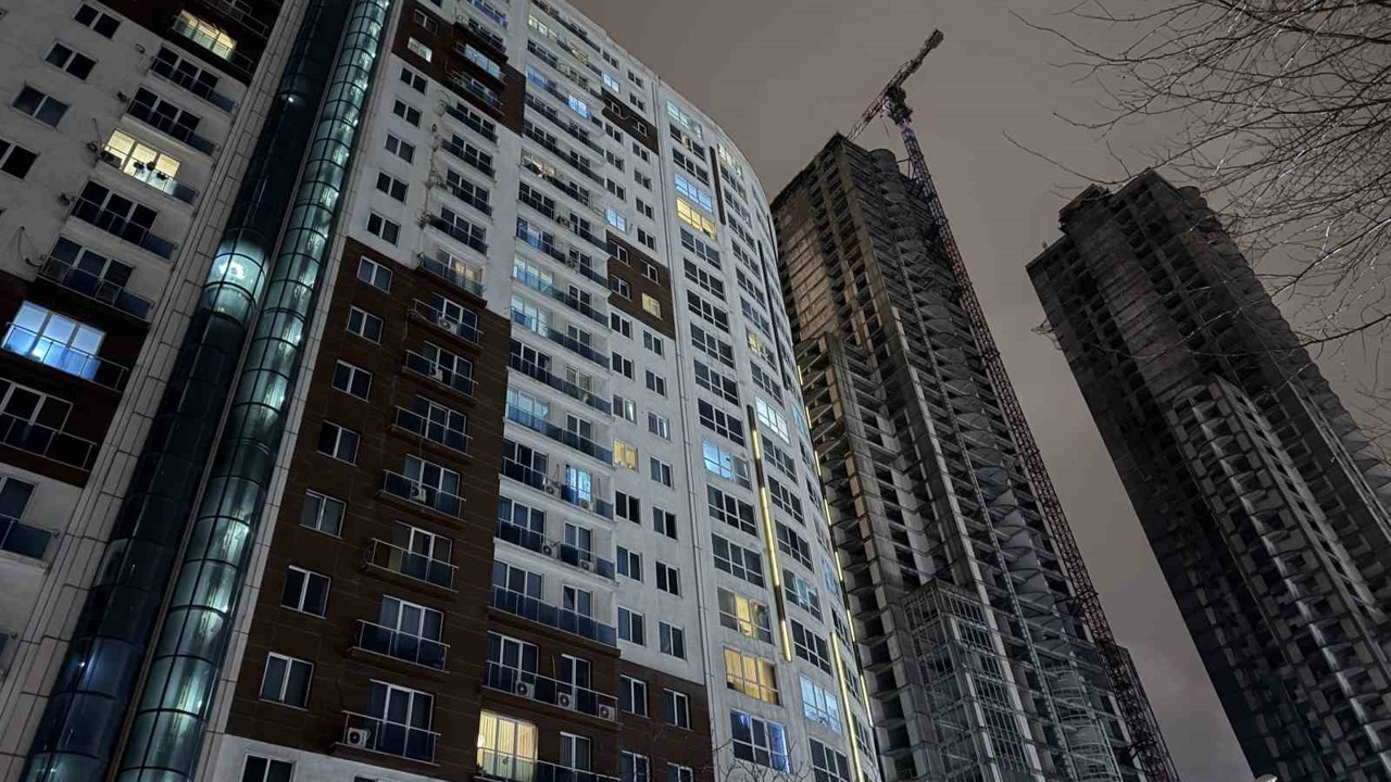 Esenyurt’ta bir sitede 2 kişi silahla vurulmuş halde ölü bulundu
