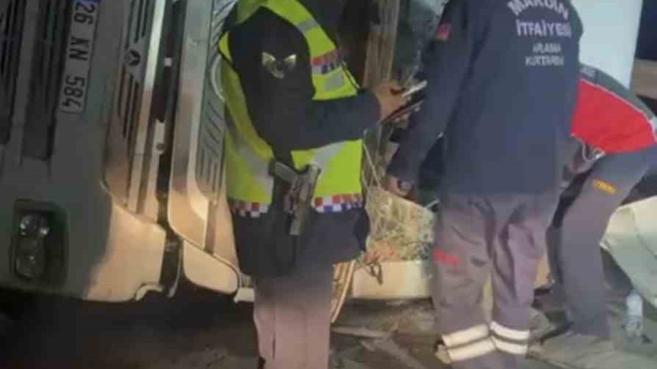 Mardin’de pet şişe yüklü tır devrildi: 1 yaralı
